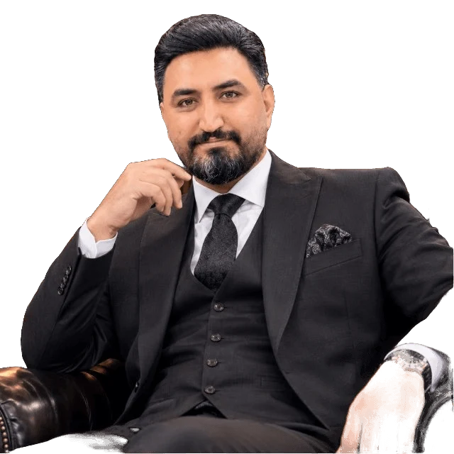 آقای رستمی با کت و شلوار سهتکه مشکی و پیراهن سفید